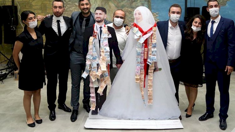Düğünde takılar, gelin ve damadın maketlerine takıldı