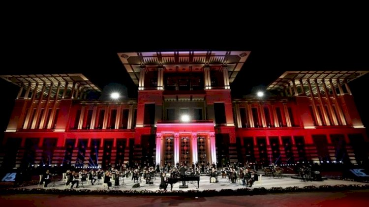 Beştepe'de 15 Temmuz sahnesine çıkan Öner, Pensilvanya'da Fetullah'a özel konser vermiş