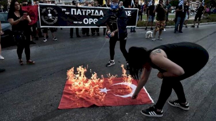 Yunanistan'da rezalet görüntüler... Bayrağımızı yaktılar