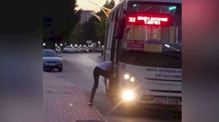 Otobüsü durdurdu, binmek yerine eşikte ayakkabılarının bağcıklarını bağladı
