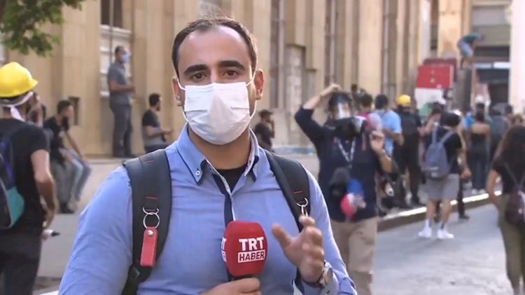 TRT muhabirine canlı yayında öpücük şoku