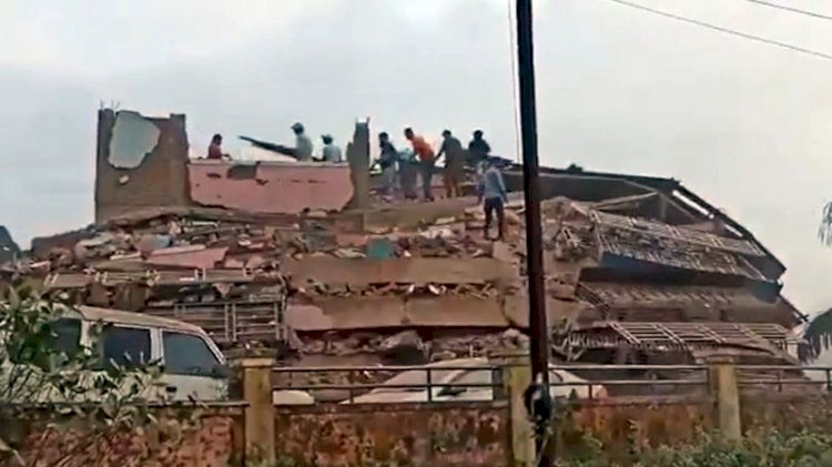 Hindistan'da bina çöktü: Onlarca kişi enkaz altında