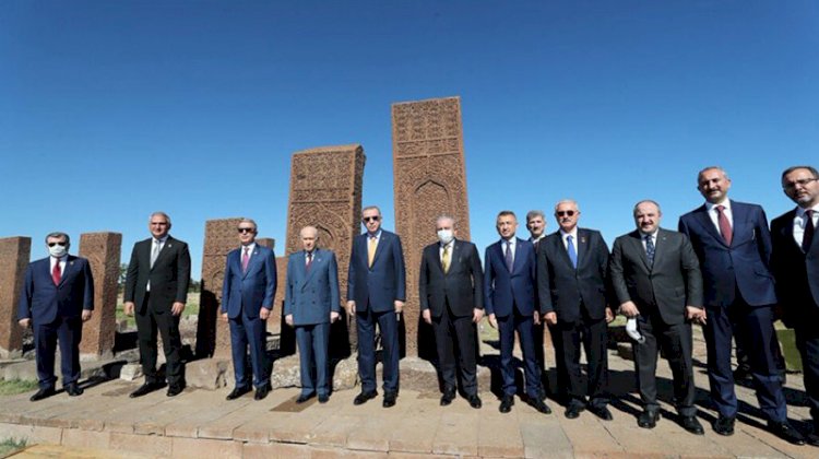 Ahlat'taki mezarlık ziyaretinde maske takan iki kişi