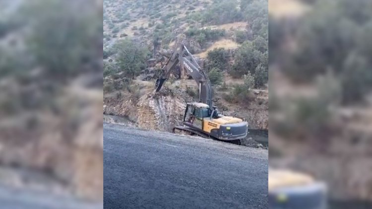 Tarihi köprü kepçeyle yıkıldı