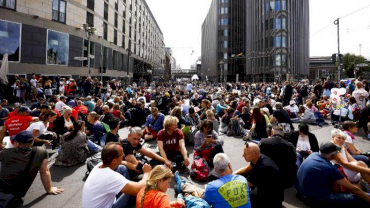 Almanya’da binlerce kişiden koronavirüs protestosu