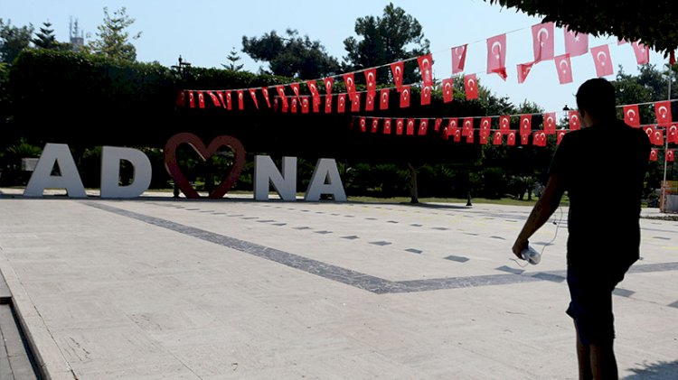 Termometrelerin 48 dereceyi gösterdiği Adana'da, caddeler ve sokaklar bomboş