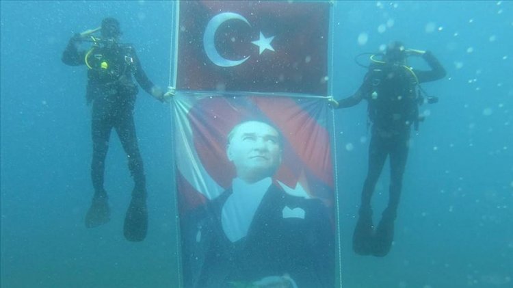Jandarma SAK timi 30 Ağustos Zafer Bayramı'nı su altında kutladı
