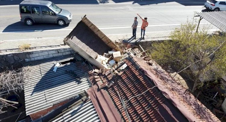 Bodrum'da bir kamyonet çatıdan eve girdi