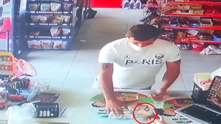 Marketten tırnakçılık yöntemiyle 50 lira çalınma anı kamerada