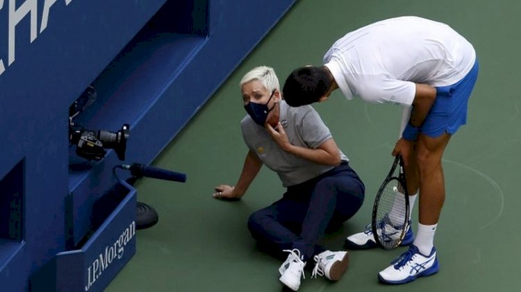 Novak Cokoviç, vurduğu topun hakeme isabet etmesi üzerine ABD Açık'tan diskalifiye edildi