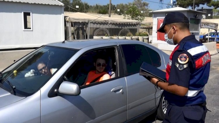 İzolasyonda olması gerekirken, Antalya'ya tatile giderken yakalandı
