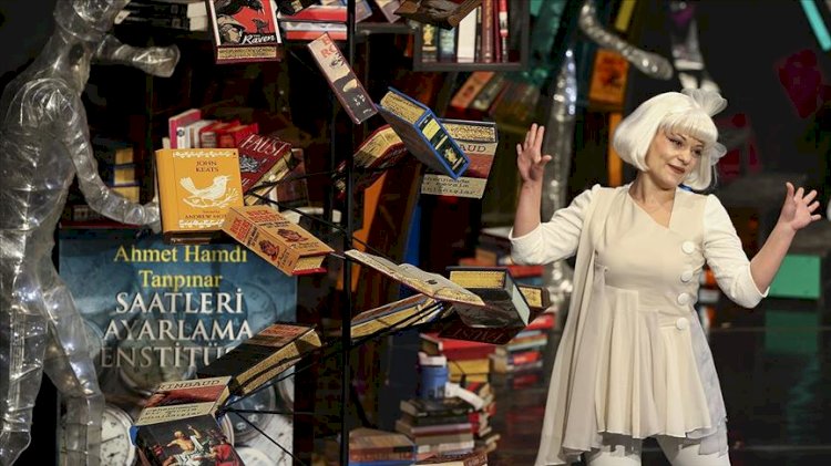 'Sonsuzluk Kitabevi' 40 yıl sonra Devlet Tiyatroları sahnesinde prömiyer yaptı