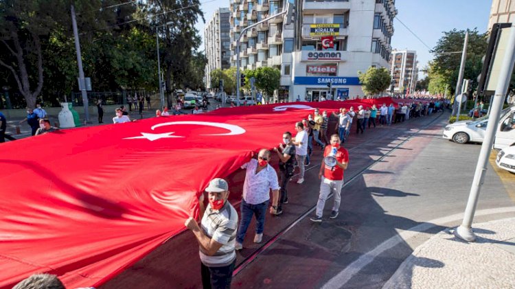 İzmir'in kurtuluşun 98'inci yıl dönümünde zafer yürüyüşü