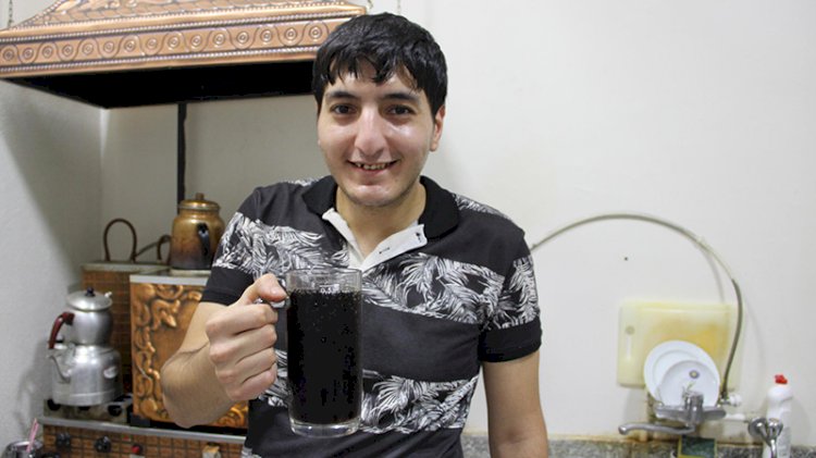 Kola bağımlısı genç, günde 5 litre kola ve 50 lira yevmiye ile çalışıyor