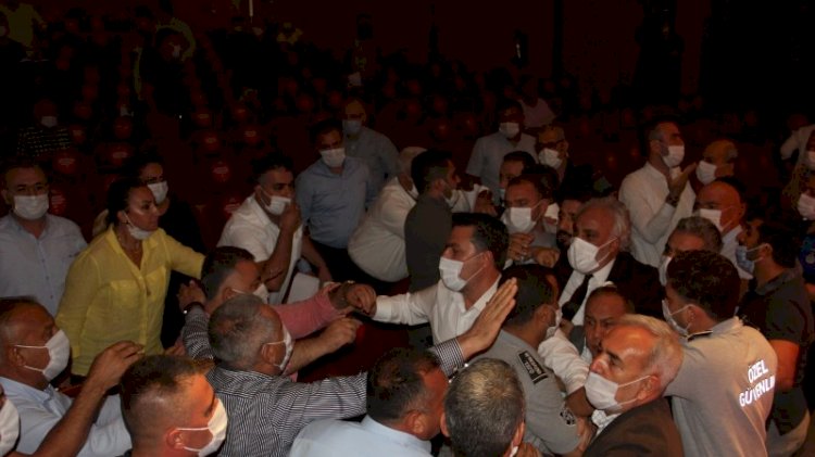 Meclis toplantısında yumruklar konuştu, MHP'li belediye başkanı darbedildi