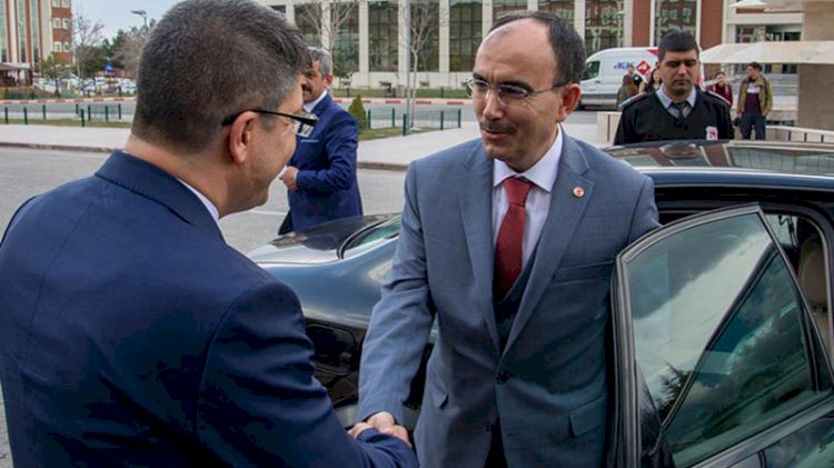 Çiçeği burnunda rektör lüks araç kiraladı