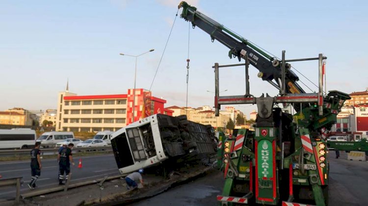 İstanbul'da yolcu otobüsü devrildi