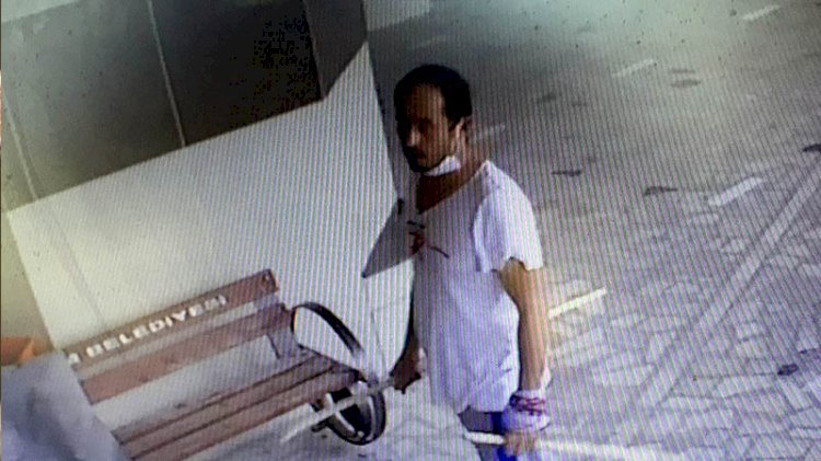 Dilenerek aldığı parayı az bulup, camiye zarar verdi