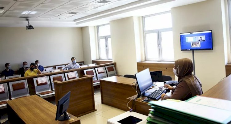İlk e-duruşma yapıldı: Taraf avukatı video konferansla bürosundan bağlandı