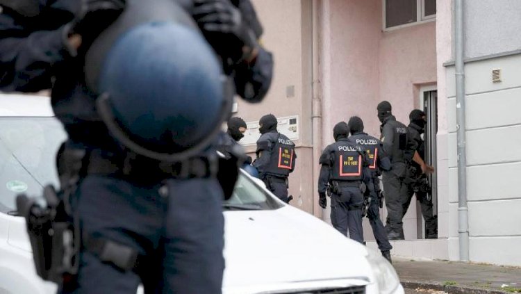 Almanya'da ırkçı paylaşımlar yapan 50 polise inceleme