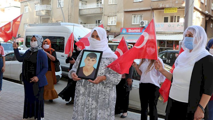 Şırnak'ta çocukları PKK tarafından kaçırılan aileler, HDP binası önünde eylem yaptı
