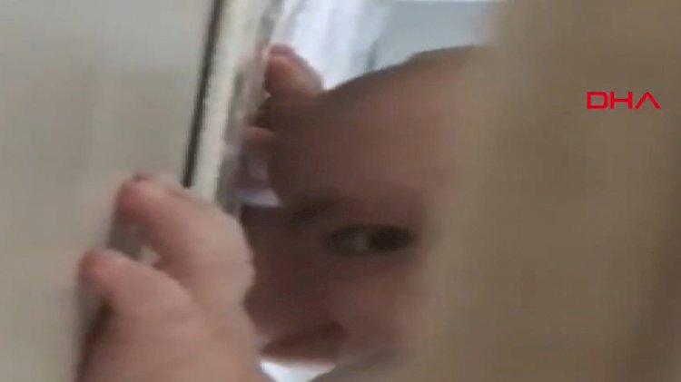 Karantinadaki babasına kapı arasından böyle baktı