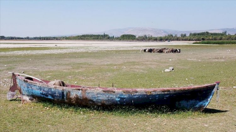 Doğal sit alanı ilan edilen göl kurumaya başladı