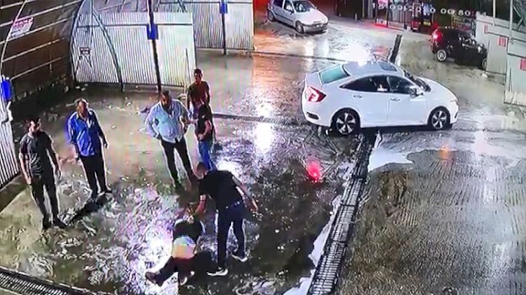 Dövüldükten sonra araçtan atıldı, başka bir araç çarptı