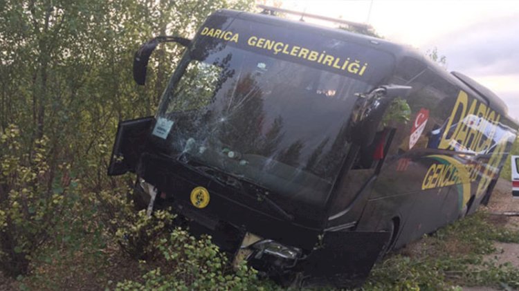 Darıca Gençlerbirliği'nin otobüsü kaza yaptı