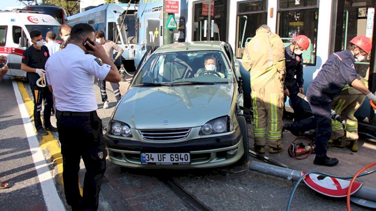 Beyoğlu'nda tramvayla otomobil çarpıştı
