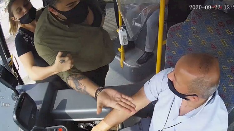 Otobüse maskesiz binen yolcu ile şoför arasında kanlı kavga
