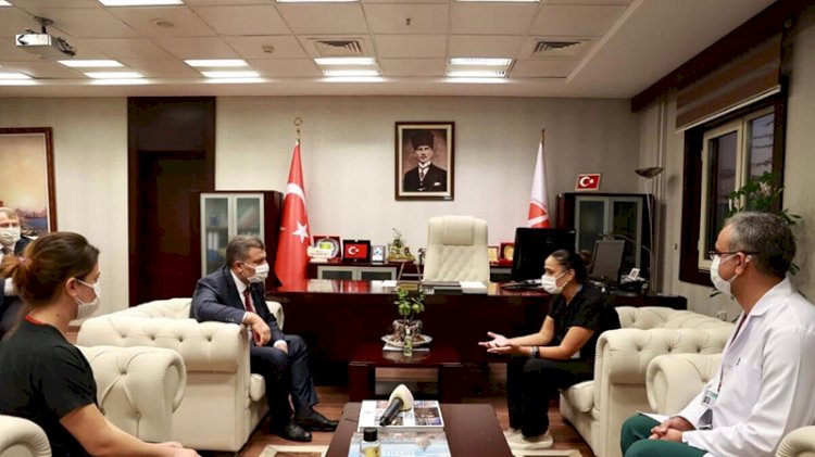 Bakan Koca'dan saldırıya uğrayan sağlık çalışanlarına ziyaret