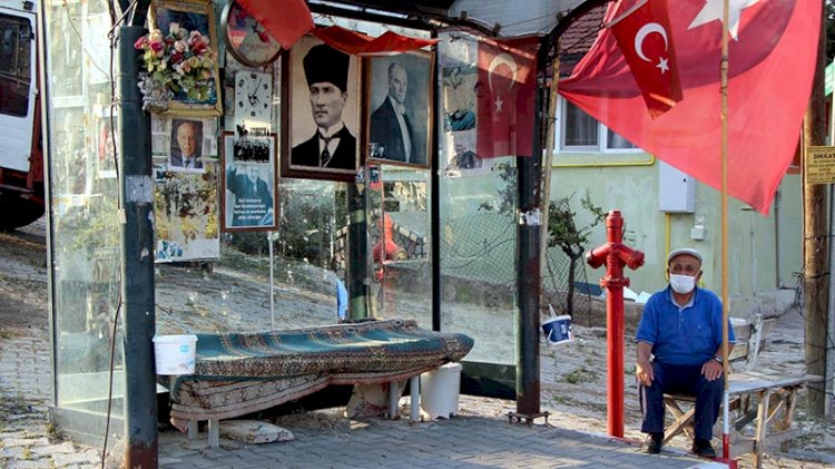 Otobüs durağını evi gibi sahiplenip, süslerle donatıyor
