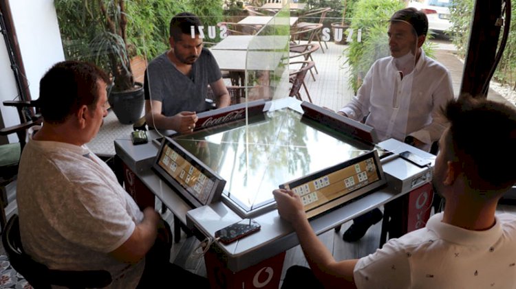 Oyun tutkunlarını koronavirüs durduramadı: Dijital oyun masası üretti