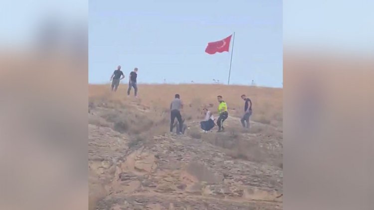 Türk bayrağını indirmeye kalkışınca ilçe karıştı
