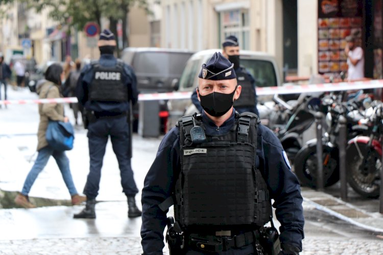 Charlie Hebdo’nun eski binasının yakınında bıçaklı saldırı