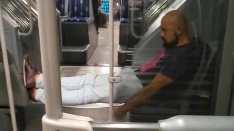 Bu ne rahatlık? Hem maske takmadı hem de sigara içti