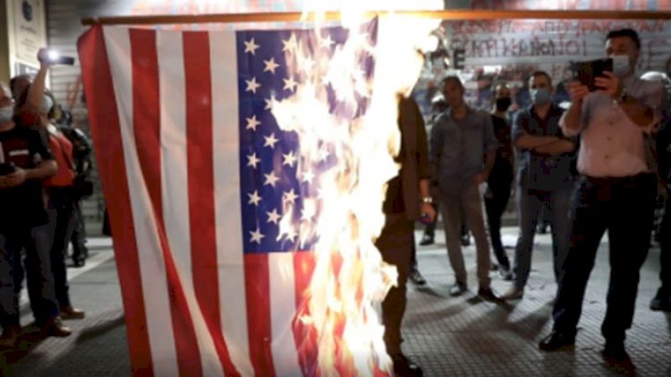 Yunanistan'da Pompeo protestosu... ABD bayrağını yaktılar