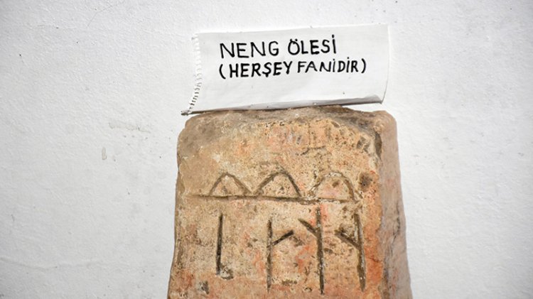 Göktürk alfabeli 'Her şey fanidir' yazılı mezar taşına koruma