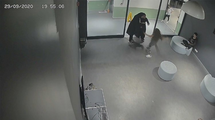 Kadınlar kendilerini maske yüzünden uyaran çocuğu dövdü