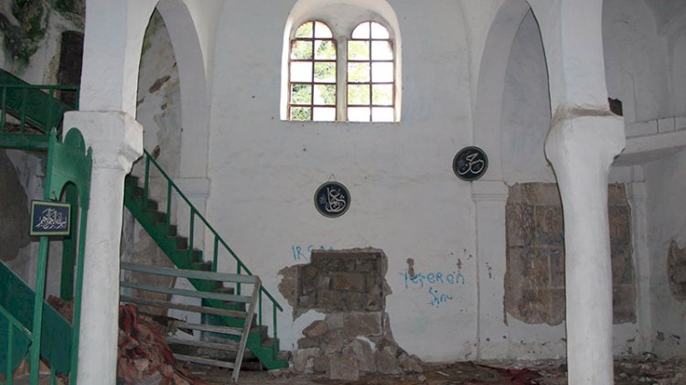 Tarih vandalları kiliseyi talan etti