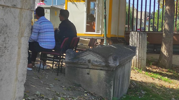 Taksi durağının önünde 2 bin yıllık lahit