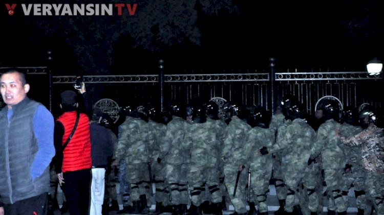 Kırgızistan'da göstericiler Cumhurbaşkanlığı Sarayı'nı ve parlamentoyu işgal etti