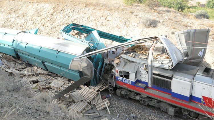 Yozgat'ta yük trenleri çarpıştı