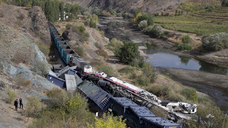 Ankara'da iki tren çarpıştı!
