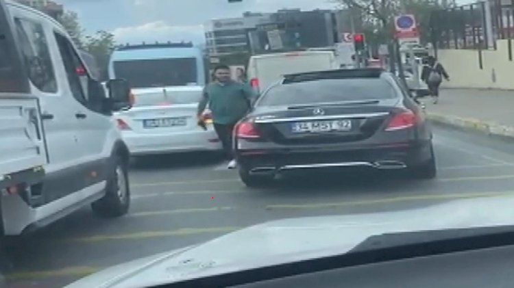 Trafikte 'pes' dedirten görüntü!