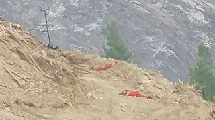44 saatlik yangınla mücadele sonunda toprakta uyudular