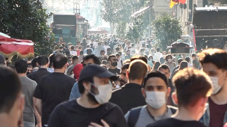 Sıcak havayı görenler Taksim'e akın etti