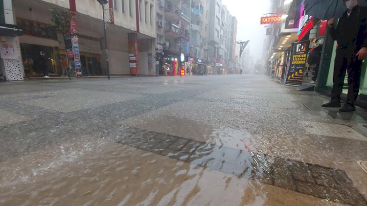 İzmir'de cadde ve sokaklar göle döndü