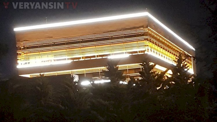 AYM Üyesinin 'Işıklar yanıyor' mesajı tartışma yarattı